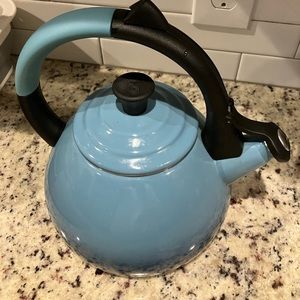 LE CREUSET tea kettle in blue, 1.5L
